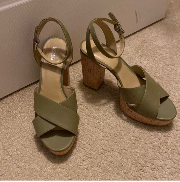 Michael Kors platform heels - Picture 6 of 6